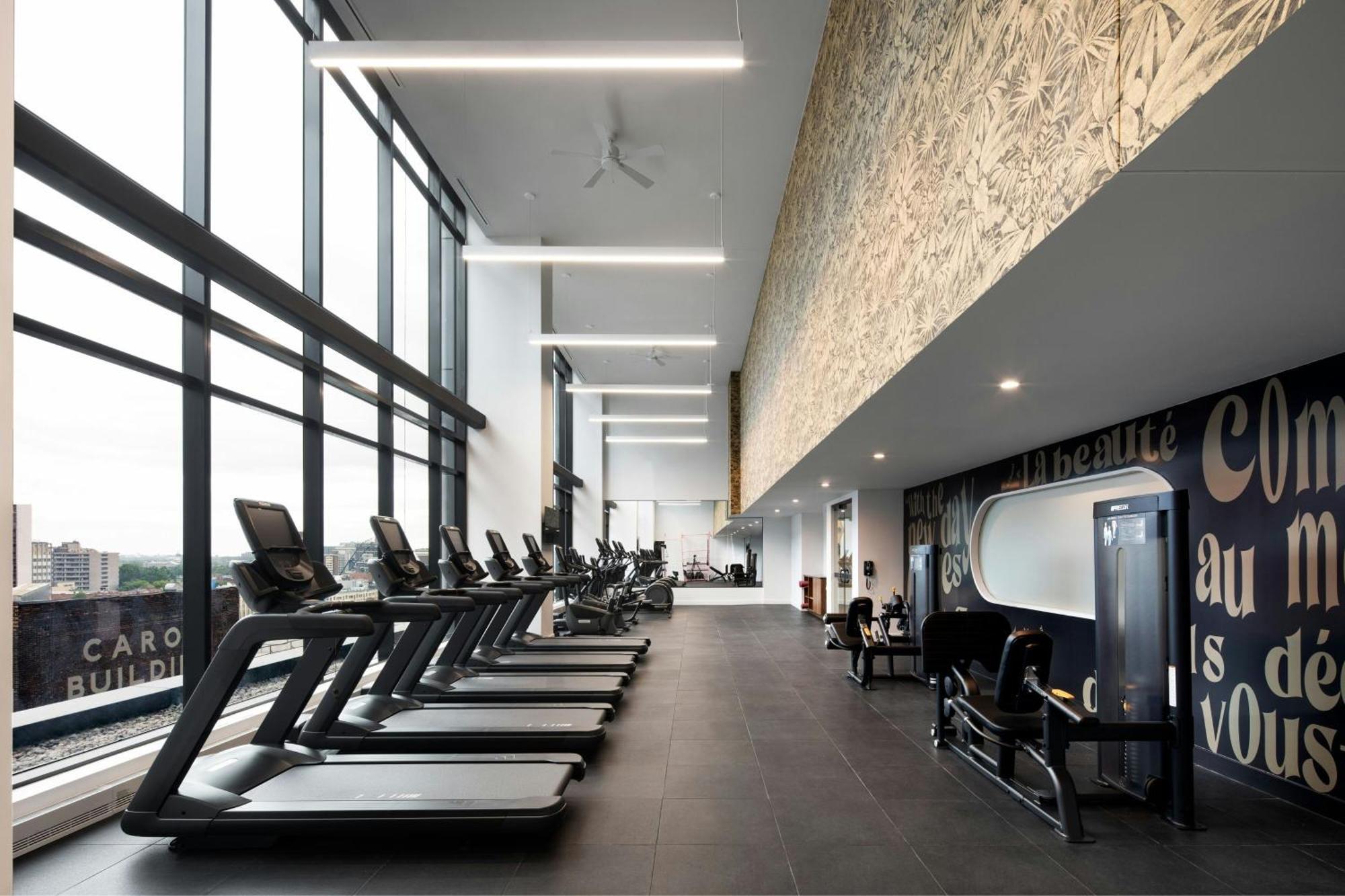Honeyrose Hotel, Montreal, A Tribute Portfolio Hotel Exteriör bild The gym at The Collective Old Oak
