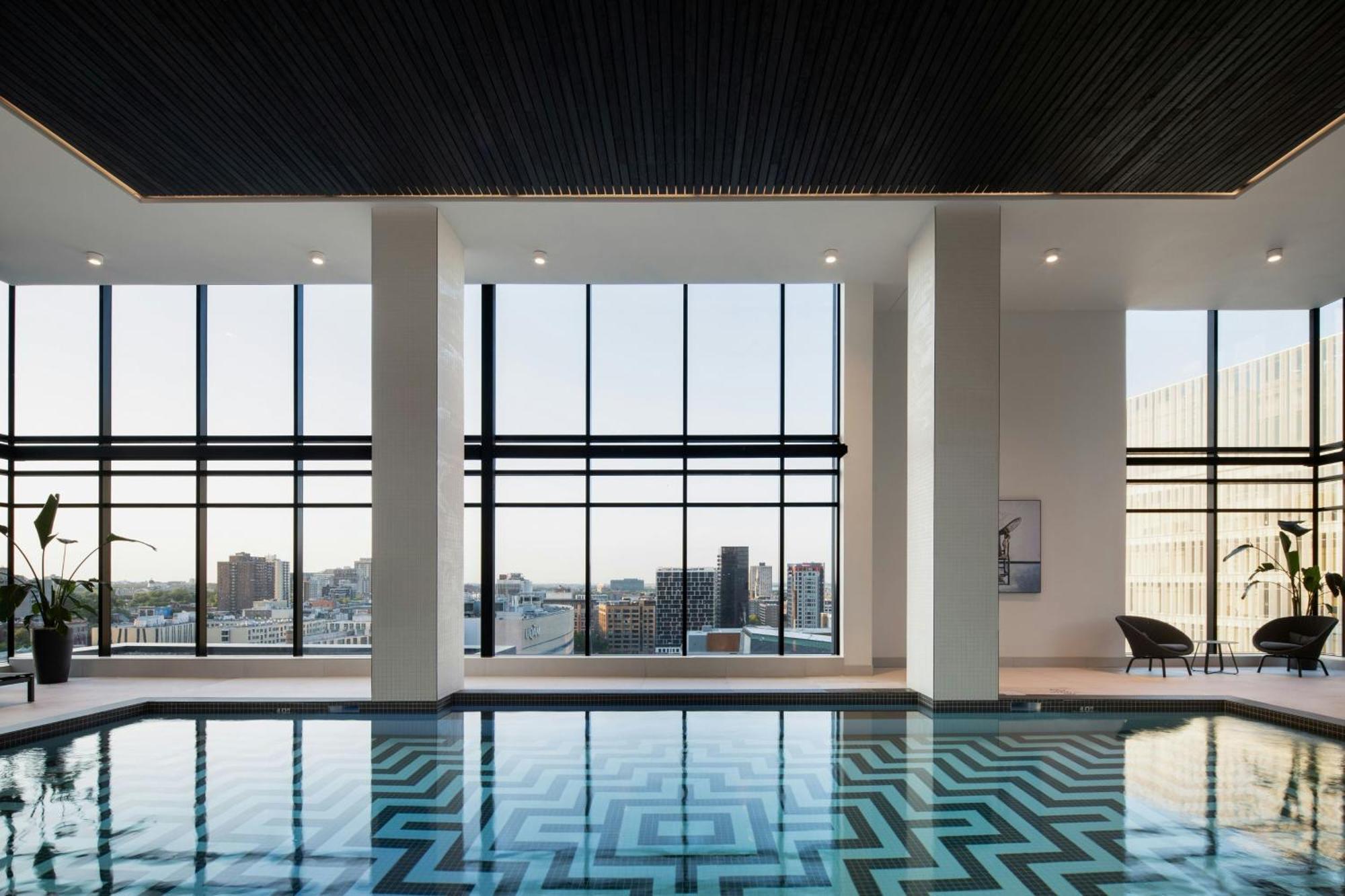 Honeyrose Hotel, Montreal, A Tribute Portfolio Hotel Exteriör bild The pool at the 25th floor