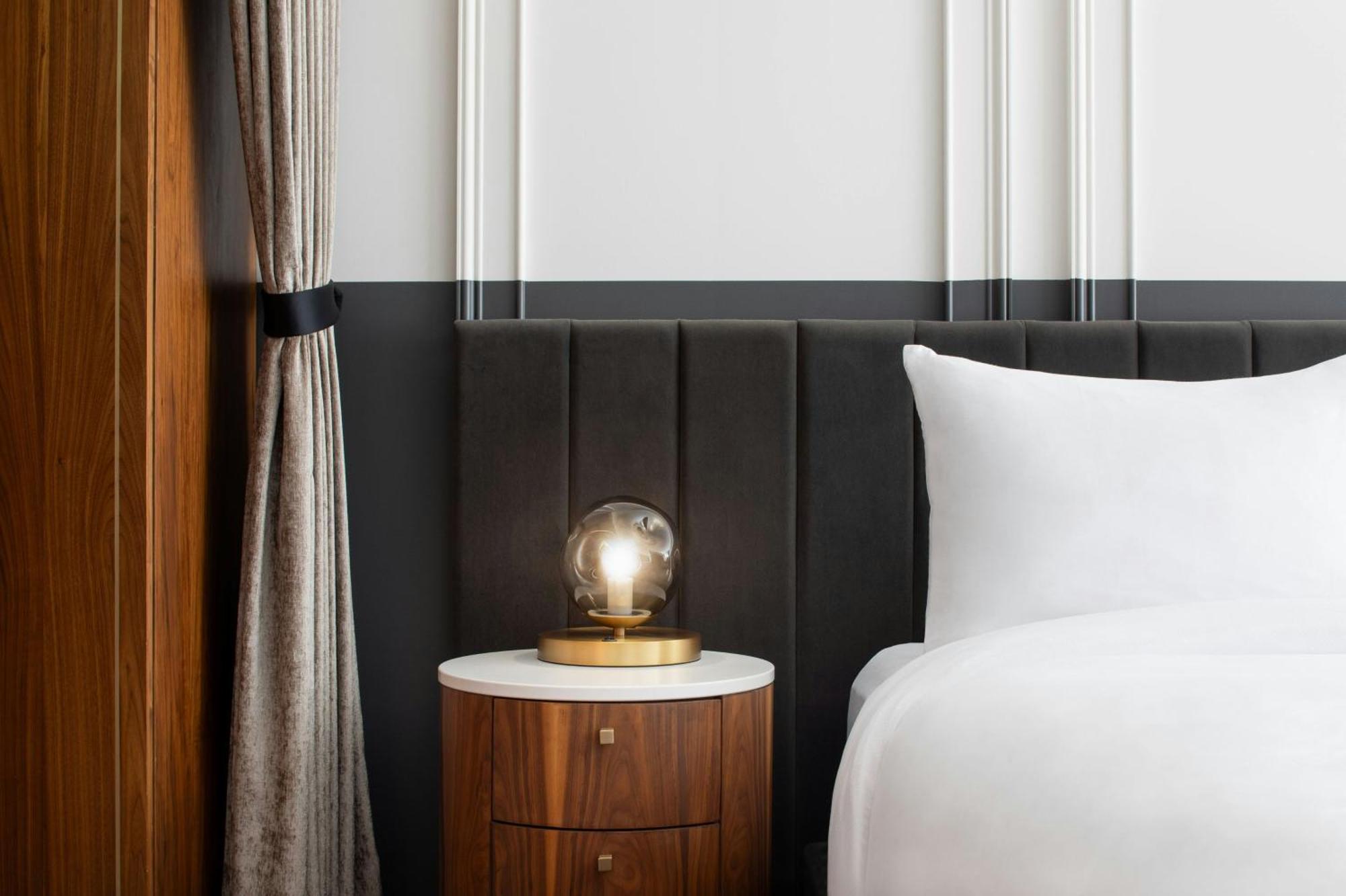 Honeyrose Hotel, Montreal, A Tribute Portfolio Hotel Exteriör bild A bedside table