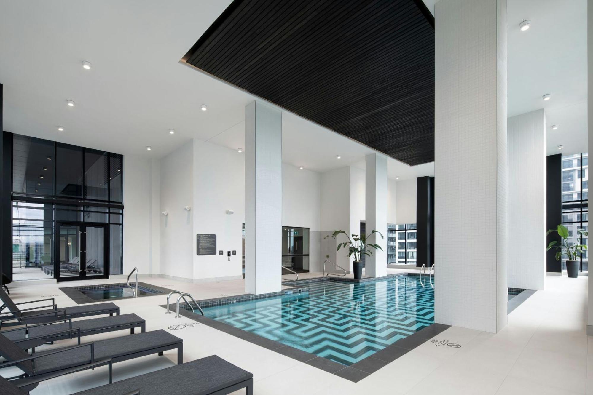 Honeyrose Hotel, Montreal, A Tribute Portfolio Hotel Exteriör bild The swimming pool at the hotel