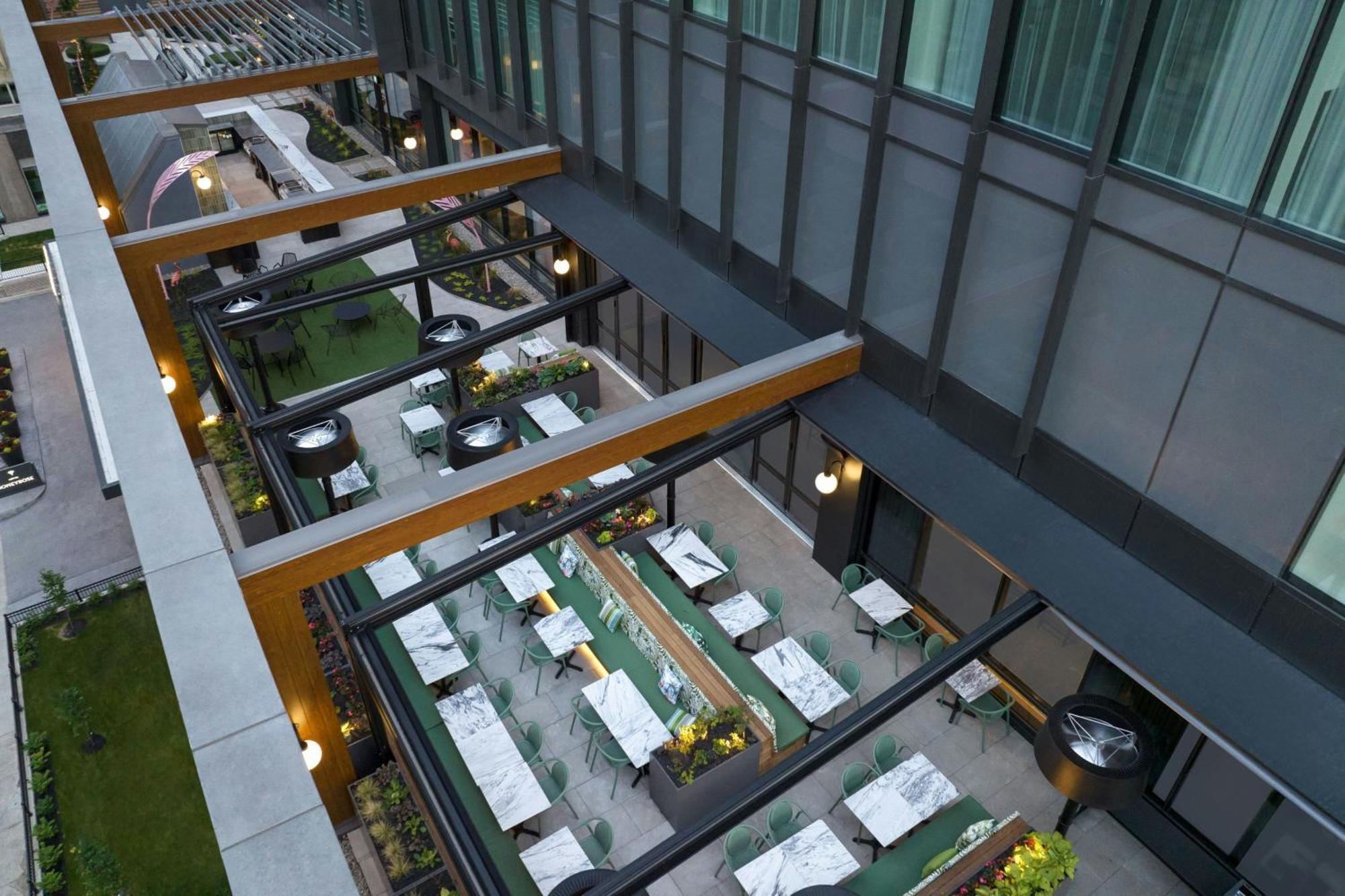 Honeyrose Hotel, Montreal, A Tribute Portfolio Hotel Exteriör bild The outdoor dining area at the hotel