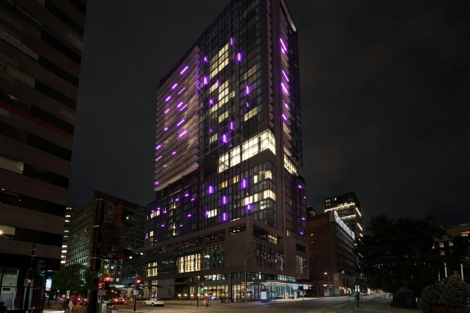 Honeyrose Hotel, Montreal, A Tribute Portfolio Hotel Exteriör bild The Standard East Village at night